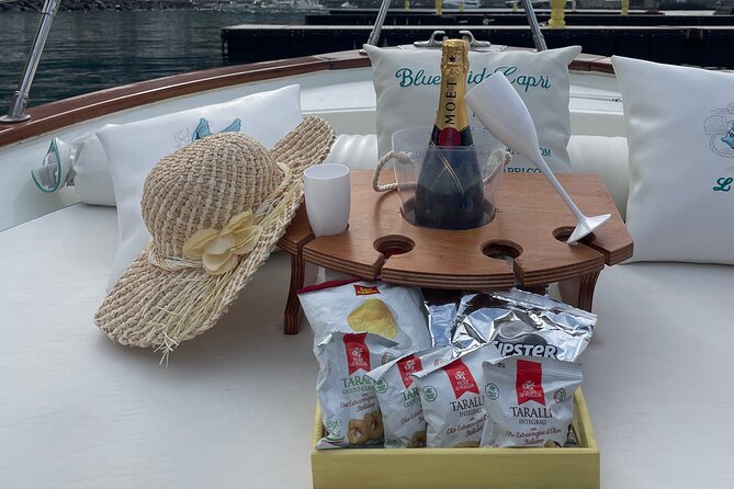 2 Hours Guided Sunset Tour of the Island of Capri with Aperitif - The famous cove of superyachts