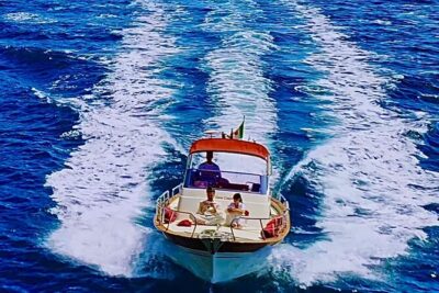 3-hour private boat tour of the island of Capri