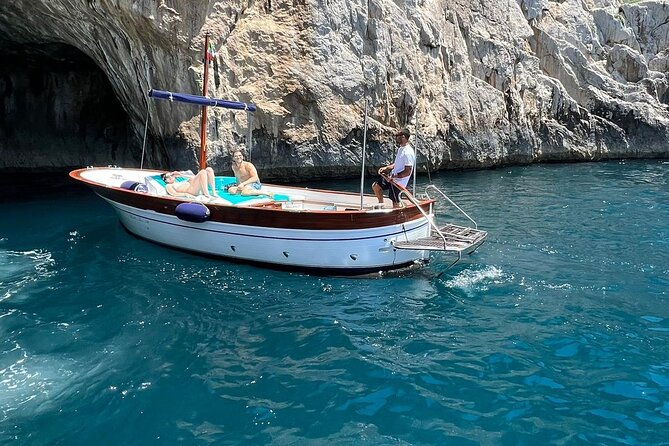 3 hour private boat tour on the island of Capri - White Grotta and the Natural Arch