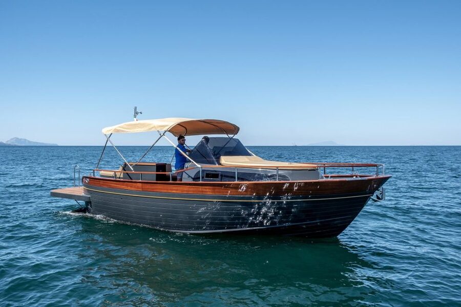 Amalfi Coast: Romantic Sunset Cruise with Music & Cocktails - Music and the feel of a private boat