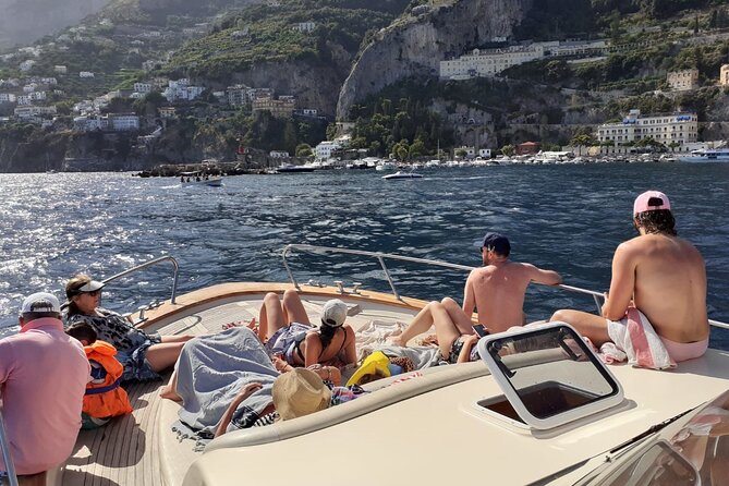 Boat tour in Capri - Crew service and the practical details