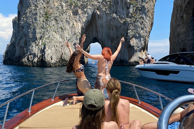 Boat Tour of the Caves on the Island of Capri - What the small boat changes
