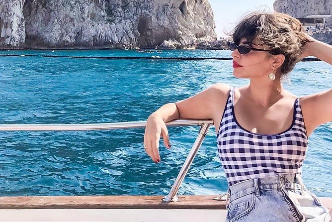 Capri boat excursion - The Faraglioni passage, the tour’s main moment
