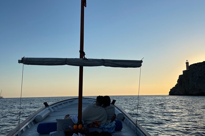 Capri Boat tour in 3 hours - Passing Under the Faraglioni Arch