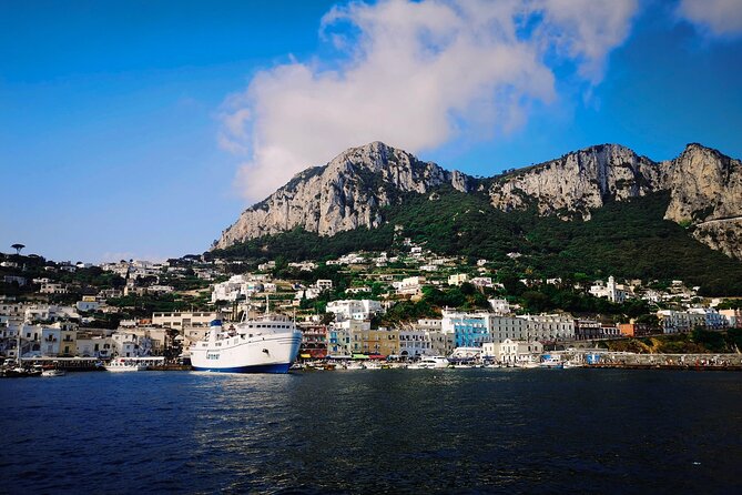Capri: discover the beauties of the island aboard a Luxury Boat - Four hours on Capri, including the Piazzetta