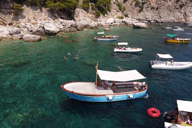 Capri tour with "Gozzo" (3 hours) - The gozzo and the private-group advantage
