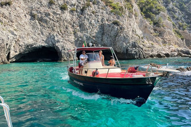 Capri tour with "Gozzo" (3 hours) - Capri’s lighthouse and the famous Faraglioni