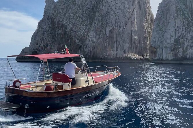 Capri tour with "Gozzo" (3 hours) - Local captains and the human side of the outing