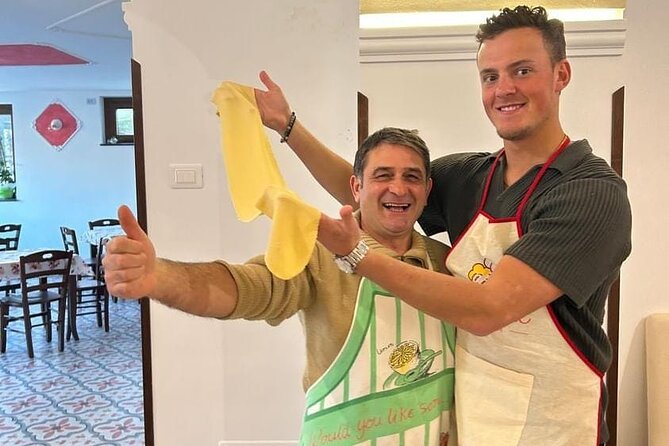 Cooking class with Pasta, mozzarella and Tiramisu with wine - First course: mozzarella with tomatoes and basil