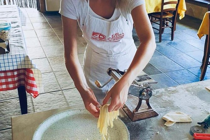 Cooking lesson: tagliatelle, mozzarella and tiramisu - Making mozzarella from very fresh milk