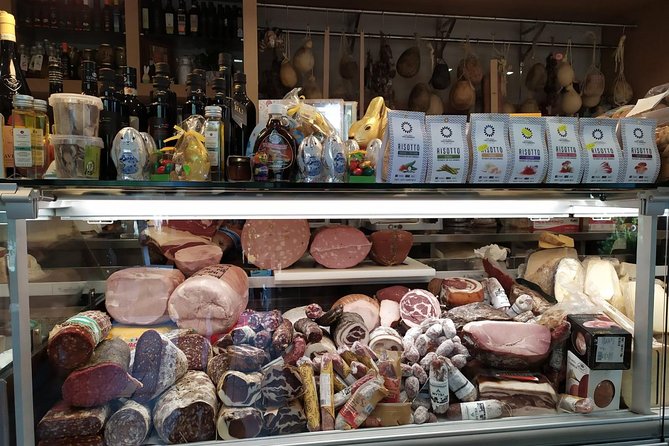 DISCOVER SORRENTO, food &Walking tour . Lemons-cheese&olive oil - The cheese, salami, and wine stop