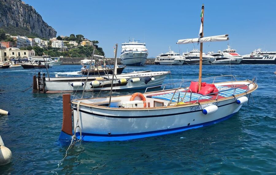 Esperienza Privata a Capri in Barca con Gozzo Classico 3H - Gennarino Scugnizzo and the return to Capri