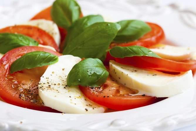 Farm-to-Table Experience: Olive Oil, Garden Tour & Nonna’s Lunch - Learning the difference in olive oil