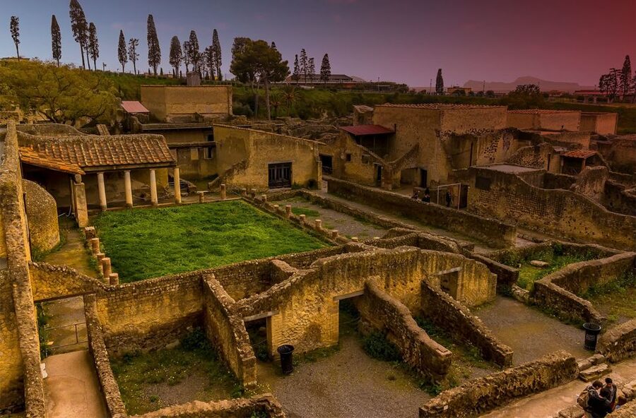 From Amalfi Coast: Pompeii Herculaneum skip-the-line - Pompeii: a large town interrupted overnight