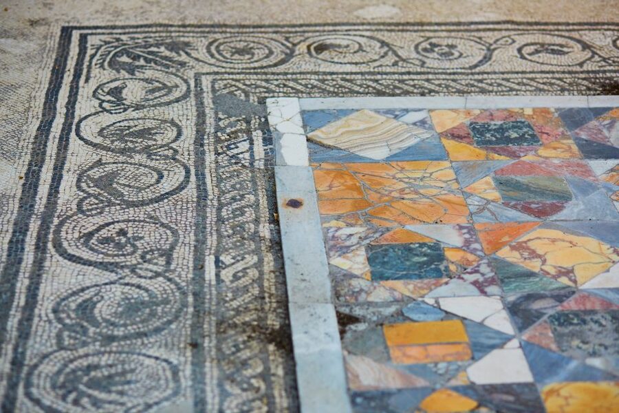 From Naples: Pompeii Skip-the-Line Guided Tour - What the guided format adds