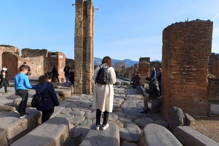 From Sorrento: Pompeii and Vesuvius Guided Tour with Lunch - A pizza break on the volcano