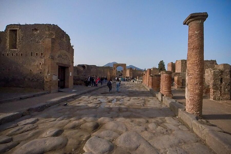 From Sorrento: Pompeii and Vesuvius Guided Tour with Lunch - Walking the upper slopes of Vesuvius