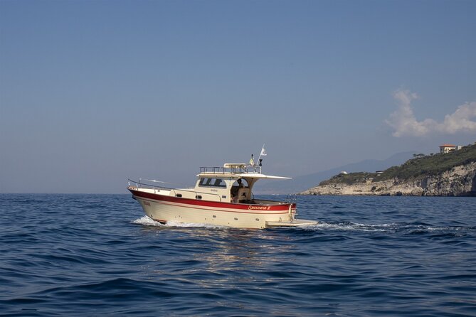 Group Capri tour , visit of caves, fishing legend and swimming - A full day around Capri, without rushing onto the island
