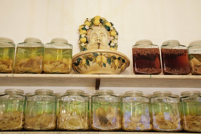 Learn how to make Amalfi limoncello - Key points to know before booking