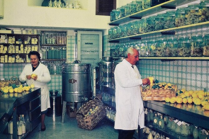Learn how to make Amalfi limoncello - A family workshop in the heart of Amalfi