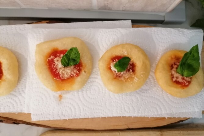 Pizza e Tiramisù class with local mum in Positano - Zucchini flowers and the wider meal