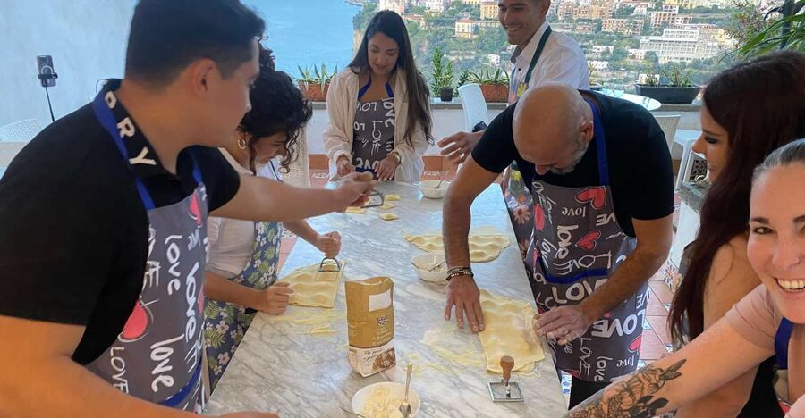 Pizza pasta e sorrento traditional cuisine 100% hands on - Transport and meeting details