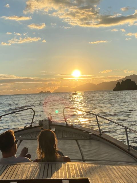 Positano: Amalfi Coast Sunset Group Boat Tour with Prosecco - Finding the Cassiopeia Kiosk at Spiaggia Grande