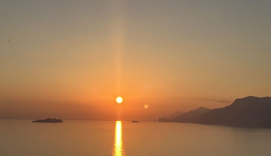 Positano: Amalfi Coast Sunset Group Boat Tour with Prosecco - Fiordo di Furore at the Golden Hour