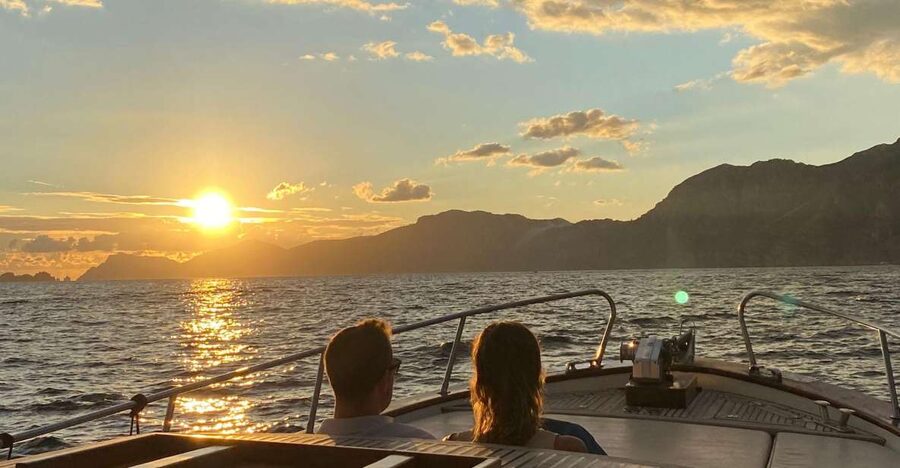 Positano: Amalfi Coast Sunset Group Boat Tour with Prosecco - The Boat Ride Along the Amalfi Coast