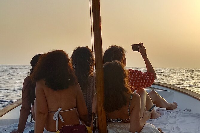 Private boat tour along the coast of Capri : 2 hours of beauty - The Faraglioni, Capri’s signature photograph