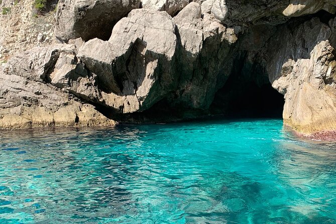 Private boat tour along the coast of Capri : 2 hours of beauty - Villa Malaparte above the sea