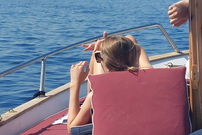 Private boat tour along the coast of Capri : 2 hours of beauty - The first hour: Capri, coves, and a swim
