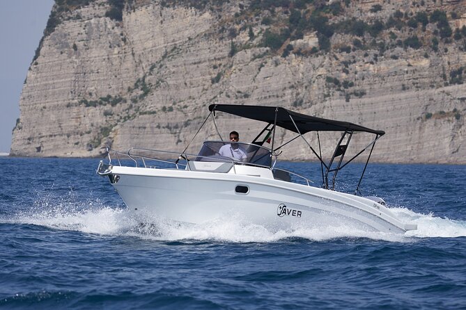 Private Boat Tour with Saver 7.50 WA - Seven hours around Capri, with the sea doing most of the work