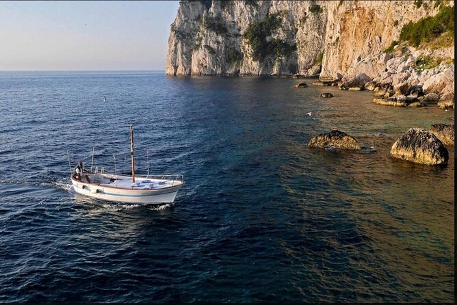 Private tour in a typical Capri boat - Who should book this Capri cruise?