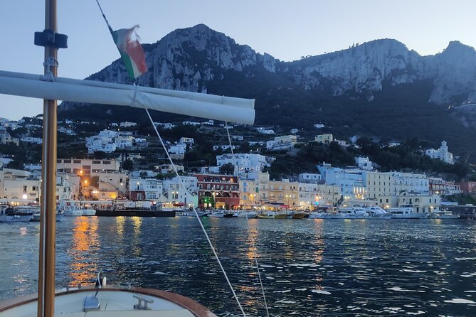 Private tour in a typical Capri boat - Booking and timing advice