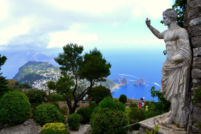 Shared CAPRI Tour - 360° experience by Bus, Boat & Guide - One hour on the water around Capri