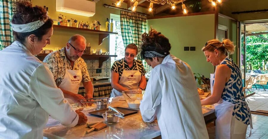 Sorrento Cooking Class: Taste the Tradition feel the Love - A warm welcome with Prosecco