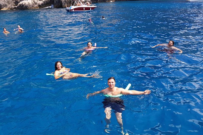 Sorrento: Exclusive Capri Private Boat Tour & Blue Grotto - Faraglioni, famous houses, and natural shapes
