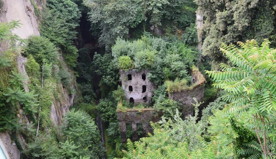 Sorrento: Guided Walking Tour & Limoncello Tasting - Sant’Antonino Square and the city’s patron saint