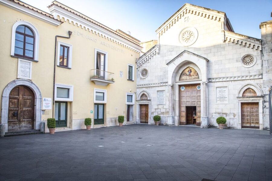 Sorrento: Guided Walking Tour & Limoncello Tasting - Sedil Dominova and Sorrento’s civic past