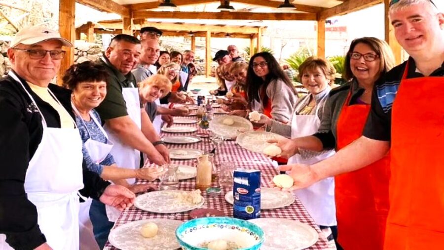 Sorrento: Half-Day Pizza Making, Wine, Limoncello & Pick-Up - A picnic-style meal with wine and limoncello