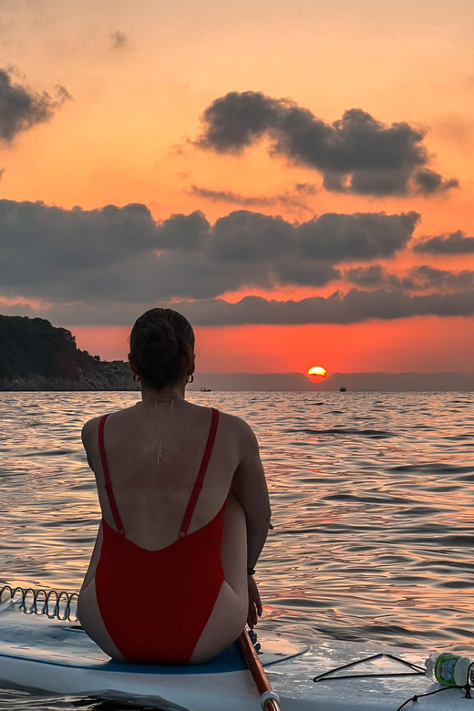 Sorrento: SUP Paddleboard Tour to Bagni Regina Giovanna - Following Sorrento’s cliffs, coves, and sea caves