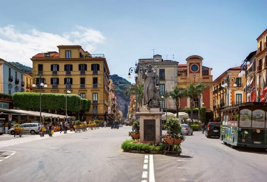 Sorrento through the eyes of a local - St. Francis cloister and modern graffiti art