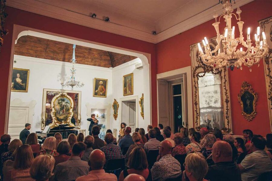The Three Tenors in Sorrento: Opera Arias, Naples and Songs - The museum room and the concert atmosphere
