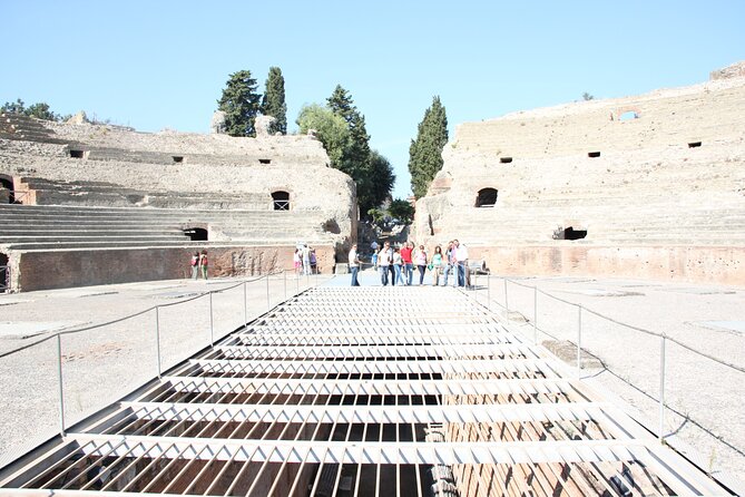 Tour in the ruins of Pozzuoli with an archaeolgist. - Reading the Macellum, or Temple of Serapis