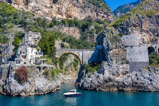 Tour Privato della Costiera Amalfitana in Barca - Leaving Sorrento for the coast