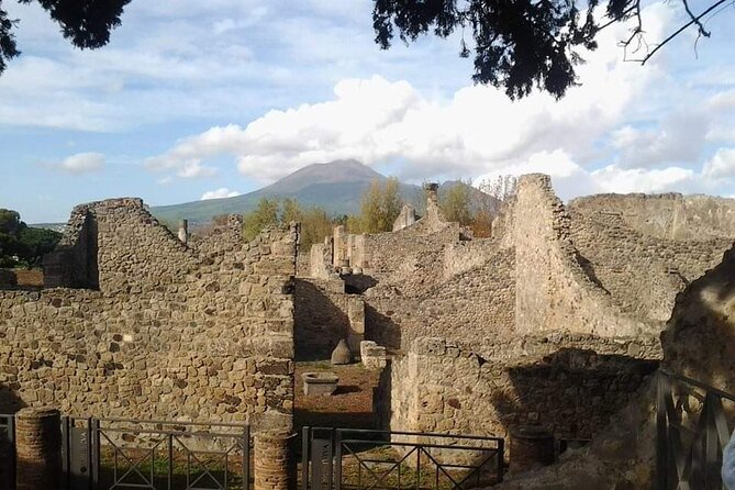 Transfer Naples airport/station to Sorrento with stop in Pompeii - Why private transport matters on this route