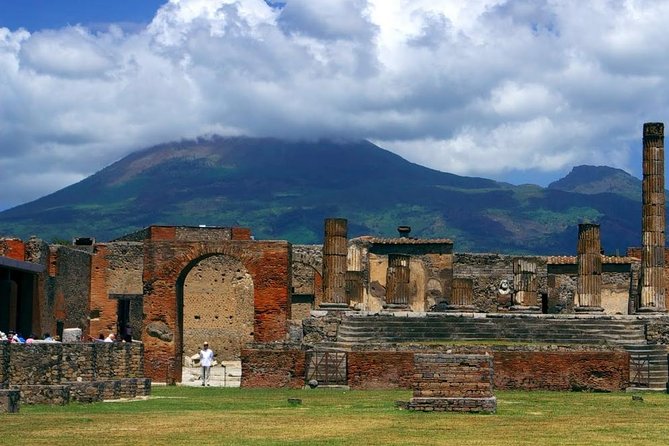 Transfer Naples to Sorrento with stop to visit Pompeii ruins - The ride to Pompeii in a Mercedes