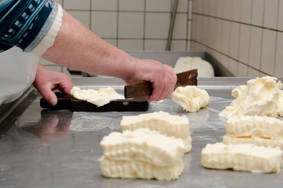 Vico Equense: Tour in the dairy "Mozzarella Experience" - Inside the spinning room
